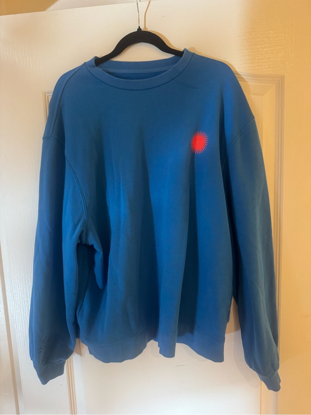 SET Active Blue Crewneck Sweatshirt with Coral Sunburst Resort Collection - Picture 2 of 4